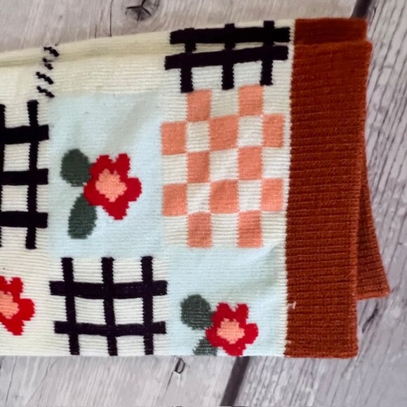 2-Pack Cute Vintage-Inspired Crew Socks – Floral & Retro Patterns - Picture 4 of 6